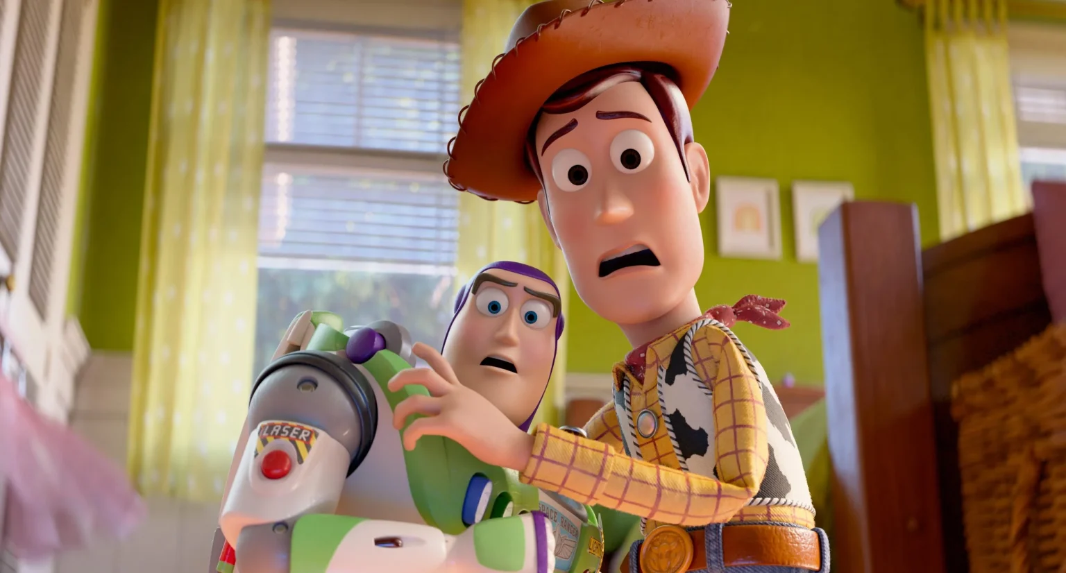 Toy story 5 - Passione Cinema - Passione Cinema Woody helps Buzz Lightyear inspect a control panel, both showing worried expressions in a bright green room.